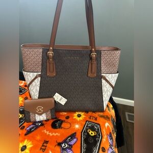 Michael Kors Voyager tote w/matching wallet